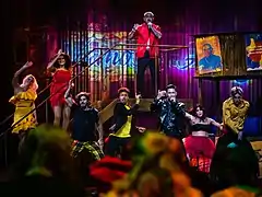 Méndez och Alvaro Estrella on stage with dancers