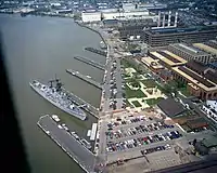 An aerial view of the destroyer USS&nbsp;Barry&nbsp;(DD-933) docked at the Washington Navy Yard, 15 April 1984