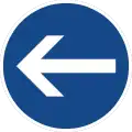 Vorgeschriebene Fahrtrichtung, hier linksTurn left here (in front of the sign)